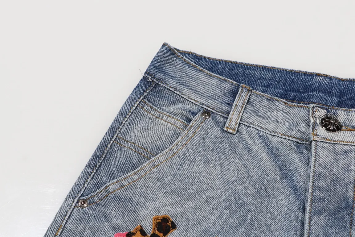 🅿️240 Style Number: D261 Chrome Hearts CH Chrome Hearts Heavy Industry Damaged High Street Denim Shorts exude uninhibited personality and unique charm. Every wear and tear is carefully designed to present a unique artistic feel. Made of imported denim fabric, which has undergone heavy industrial washing and destruction treatment, the trousers show a super cool effect on the upper body, allowing you to dominate the fashion stage.  This is more than just a pair of jeans, it is an expression of attitude. With its unique design concept and ultimate pursuit of details, Croxin breaks traditional boundaries and defines the jeans trend in the new era. The trousers are made of double-layer woven fabric and matched with customized hardware, showing an incomparably beautiful and unique style, making every wearer the focus of fashion. Imported denim fabric, super heavy-duty washed and damaged, the upper body is super cool! Customized hardware, incomparably good-looking model. The production process is difficult and has a high-street feel. Color: blue Size: S M L